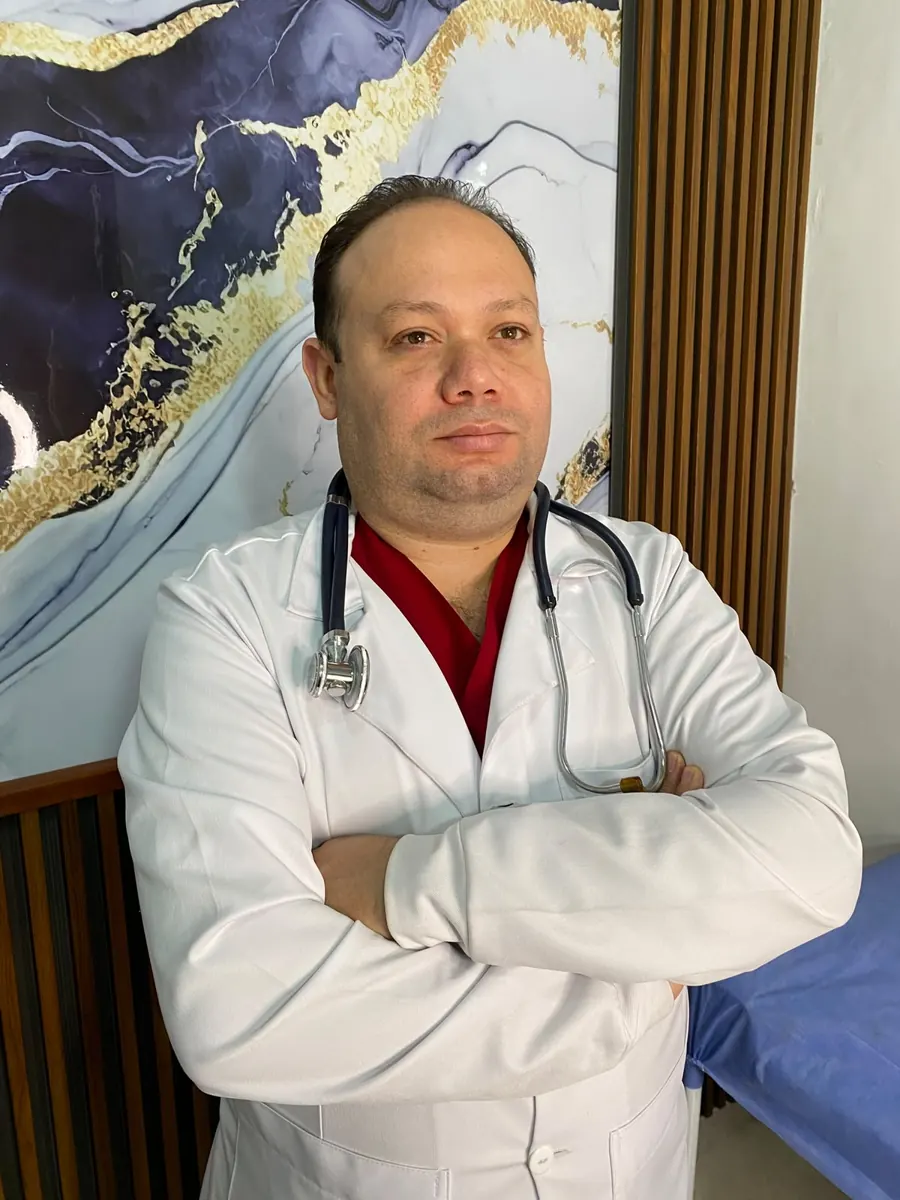 Médico del Centro Médico TABIAT con bata blanca en el consultorio