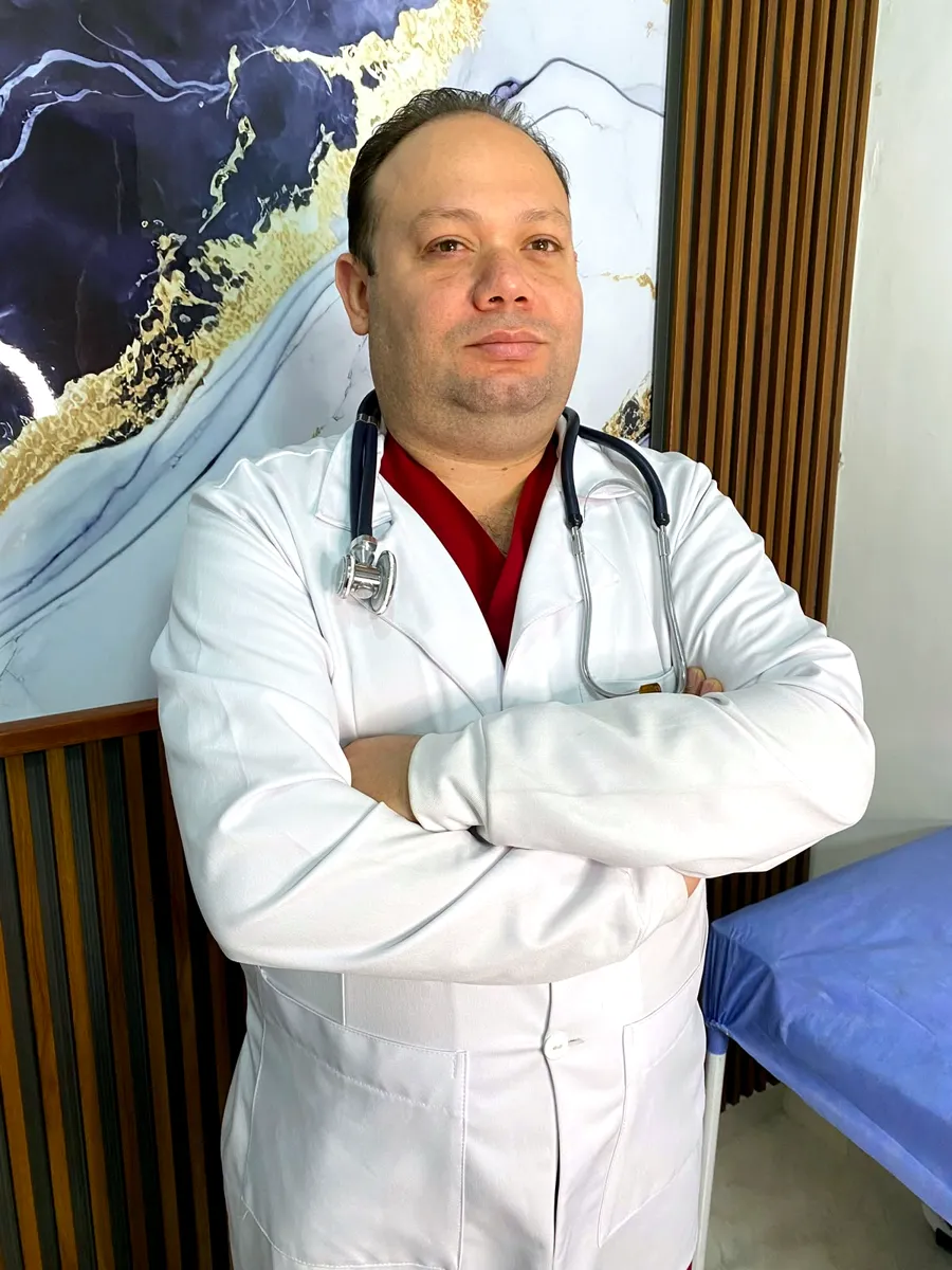 Médico de TABIAT con bata blanca en el consultorio