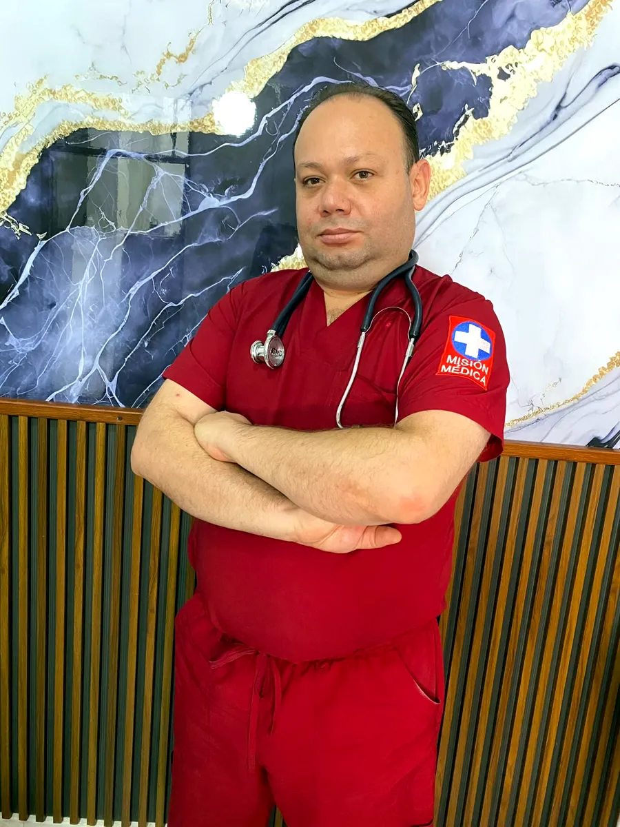 Médico de TABIAT con uniforme de Misión Médica