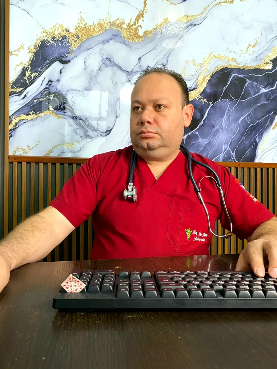 Dr. José L. Quintero J., fisioterapeuta, en su escritorio