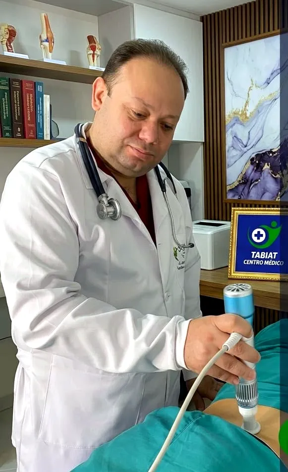Médico de TABIAT realizando un procedimiento en camilla