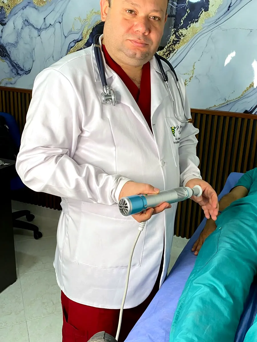 Médico de TABIAT preparando el equipo de terapia