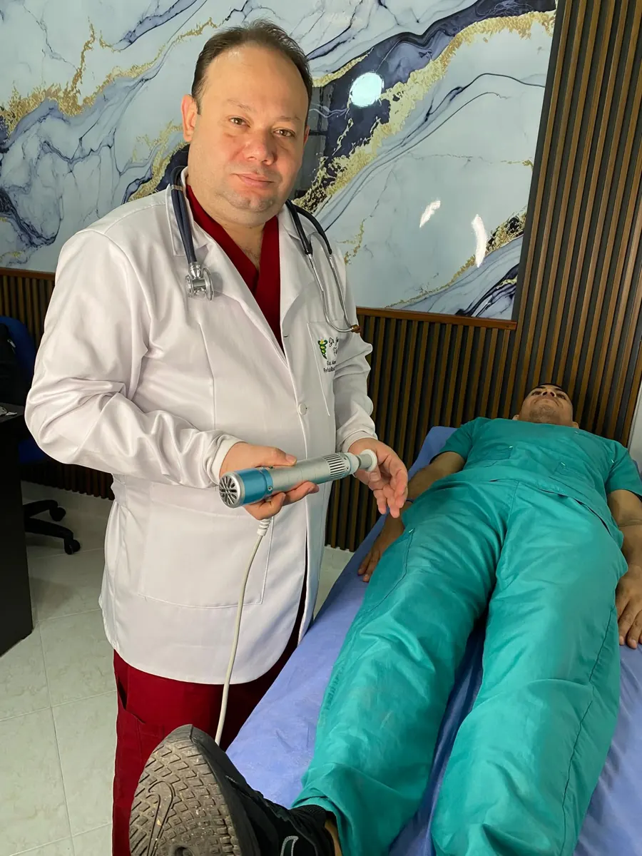 Médico de TABIAT aplicando terapia de ondas de choque a un paciente en camilla
